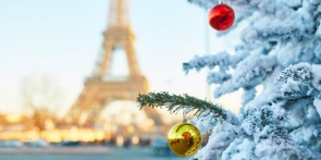 Прогулка по Парижу, украшенная рождественскими украшениями