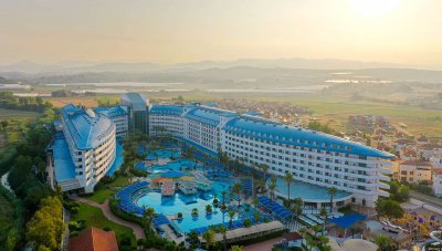 Crystal Admiral Resort Suites & Spa